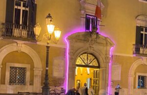 Palazzo Dogana illuminato di rosa per il mese di ottobre