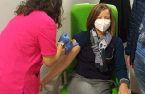 Vaccino anti Covid, aperte le vaccinazioni over 40 per la terza dose