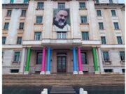 Casa Sollievo, la facciata monumentale con i colori della “Giornata mondiale delle malattie rare”