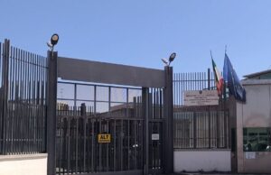 Carcere di Foggia, infermiera aggredita a sprangate da un detenuto: «Si intervenga subito, prima che ci scappi il morto»
