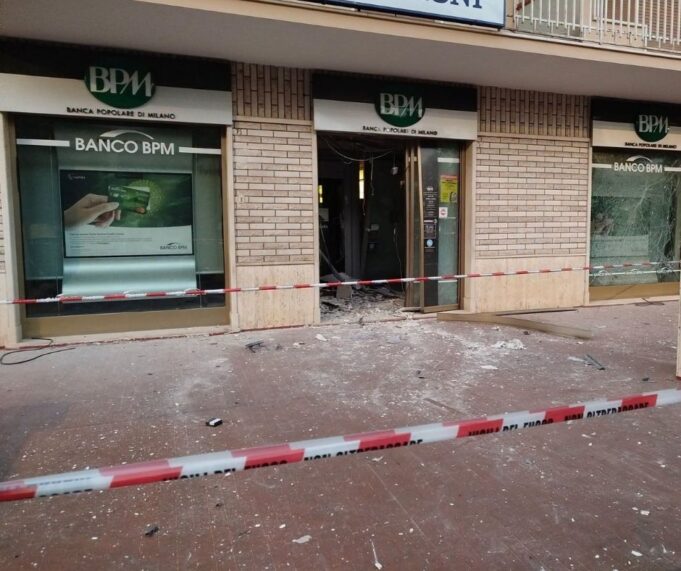 Assalto bancomat San Nicandro G