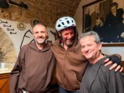 Jovanotti nei luoghi di Padre Pio: il tour in bicicletta fa tappa a San Giovanni Rotondo