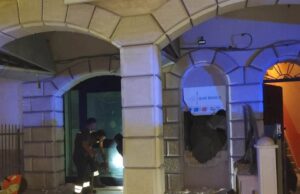 Esplosioni nella notte a Lesina: assalto al bancomat