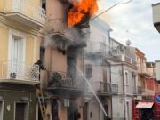 Incendio in pieno centro a San Nicandro Garganico: paura in via Taranto