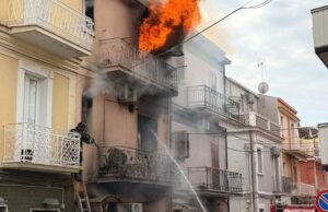 Incendio in pieno centro a San Nicandro Garganico: paura in via Taranto